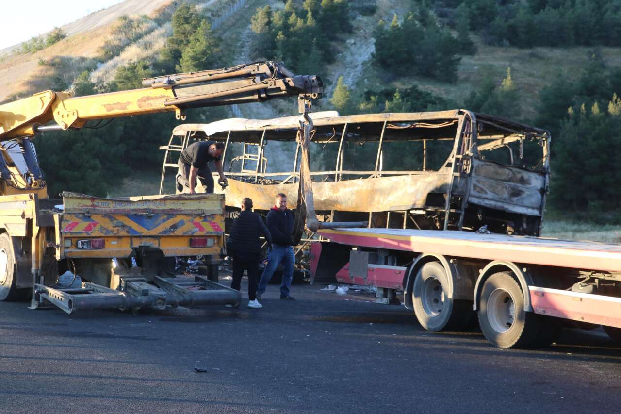Yolcu otobüsü alev aldı! Biri bebek 8 kişi öldü, 33 yaralı var 11